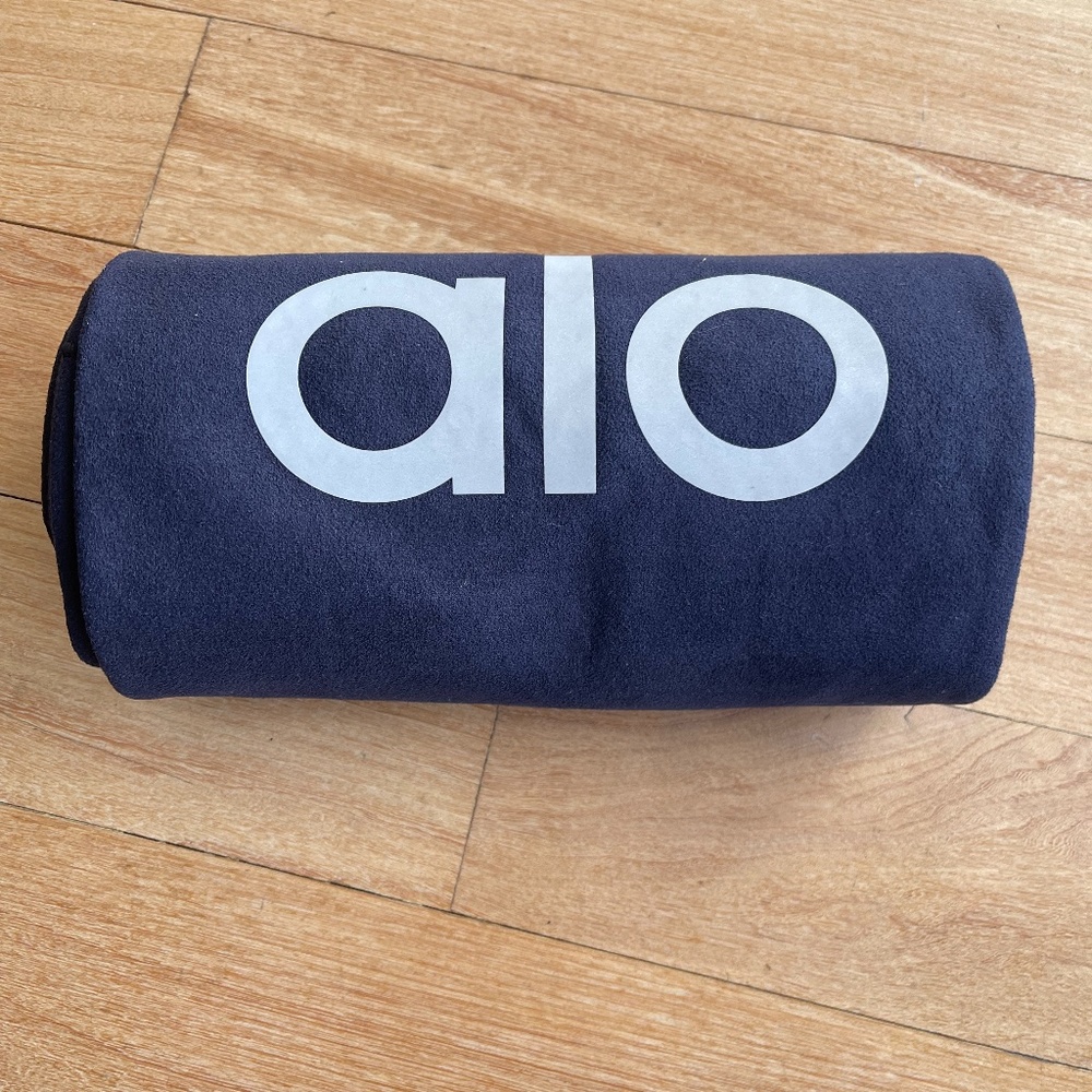 Alo Grounded No-Slip Towel in Navy Blue